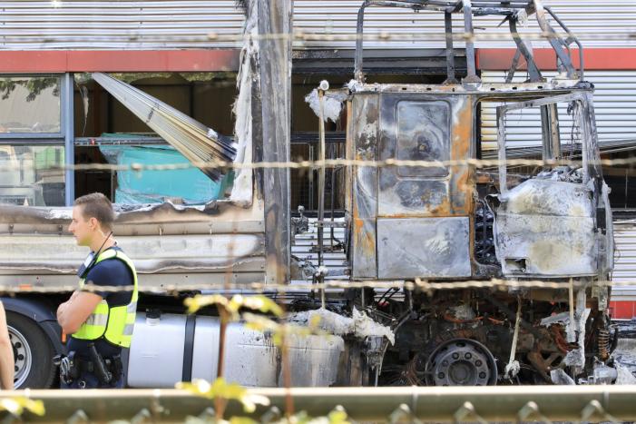 Enorme schade bij brand in vrachtwagens bij PostNL