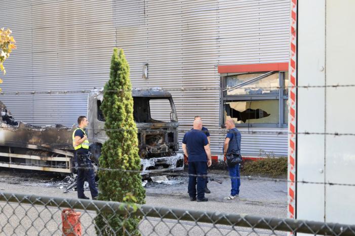 Enorme schade bij brand in vrachtwagens bij PostNL