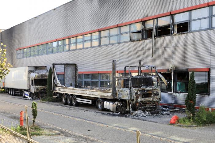 Enorme schade bij brand in vrachtwagens bij PostNL