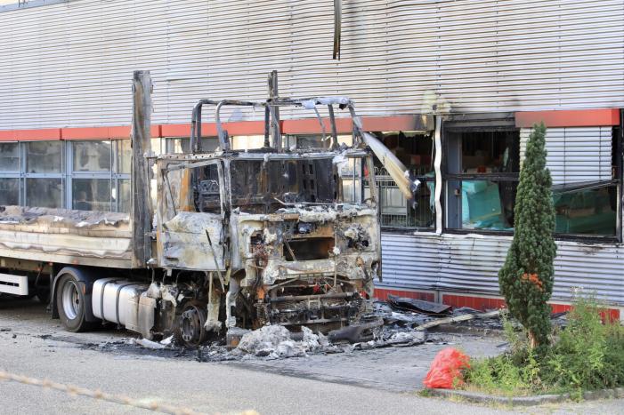 Enorme schade bij brand in vrachtwagens bij PostNL