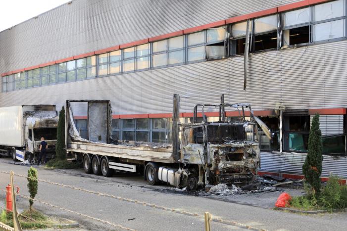 Enorme schade bij brand in vrachtwagens bij PostNL