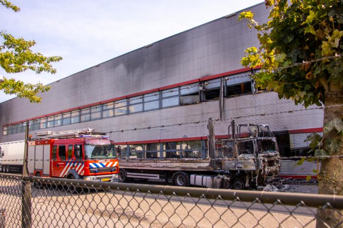 Enorme schade bij brand in vrachtwagens bij PostNL