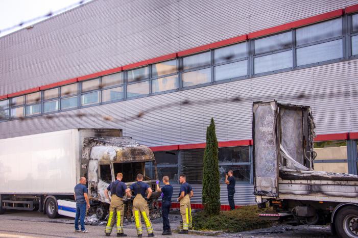 Enorme schade bij brand in vrachtwagens bij PostNL