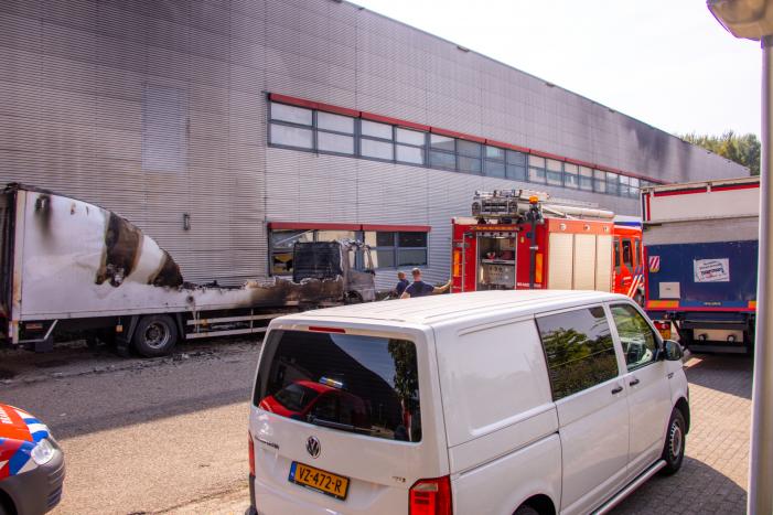 Enorme schade bij brand in vrachtwagens bij PostNL