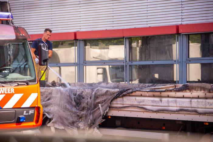 Enorme schade bij brand in vrachtwagens bij PostNL