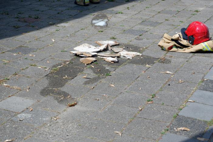 Stuk zachtboard vat vlam