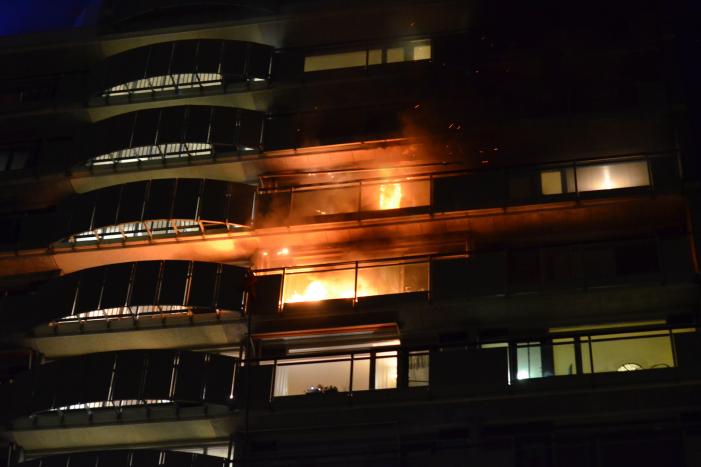 Uitslaande brand verwoest flatwoning