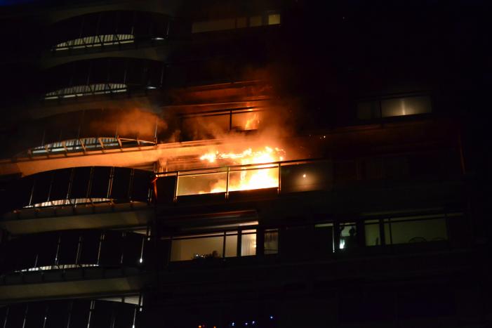 Uitslaande brand verwoest flatwoning