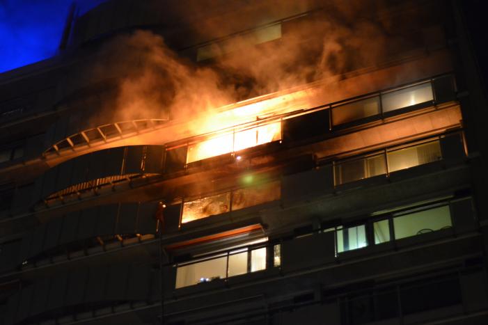 Uitslaande brand verwoest flatwoning