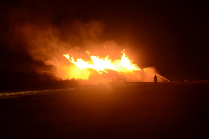 Grote stapel met wilgenhout vliegt in brand