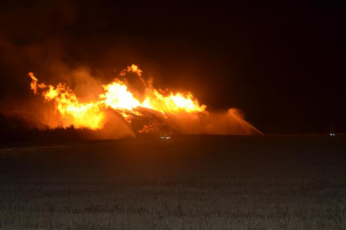 Grote stapel met wilgenhout vliegt in brand