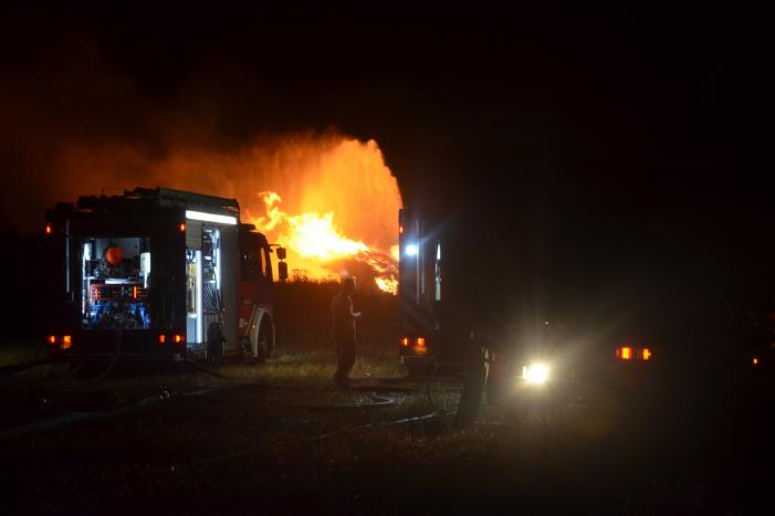 Grote stapel met wilgenhout vliegt in brand