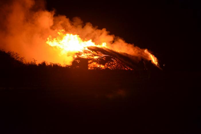 Grote stapel met wilgenhout vliegt in brand