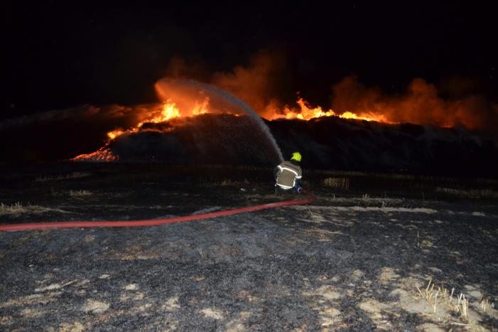 Grote stapel met wilgenhout vliegt in brand