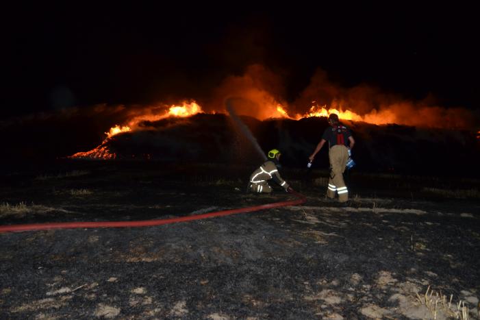 Grote stapel met wilgenhout vliegt in brand