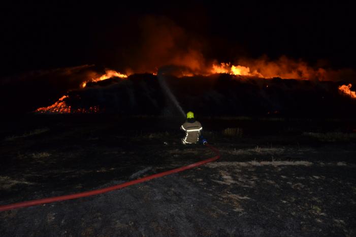 Grote stapel met wilgenhout vliegt in brand