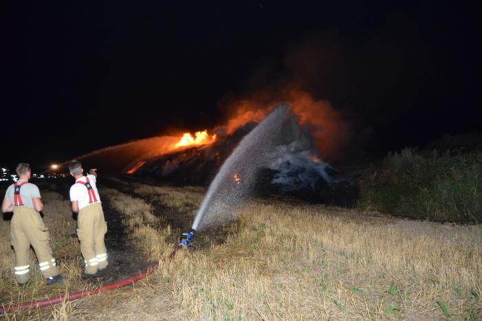 Grote stapel met wilgenhout vliegt in brand