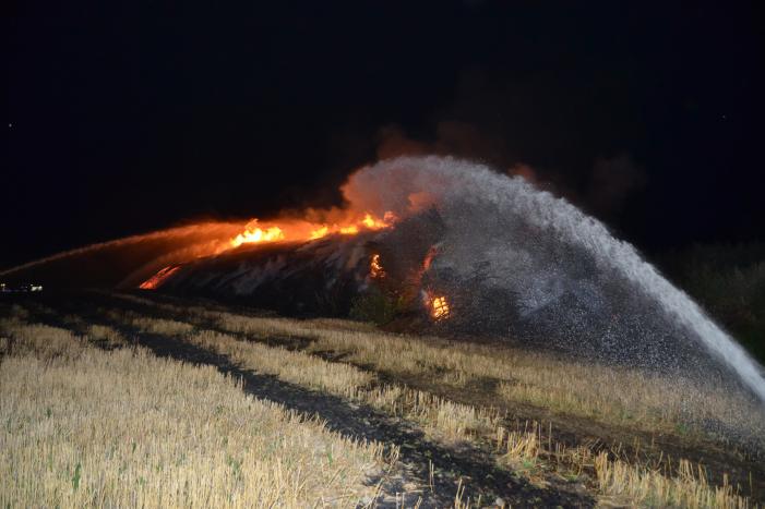 Grote stapel met wilgenhout vliegt in brand