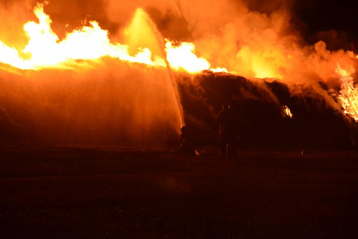 Grote stapel met wilgenhout vliegt in brand
