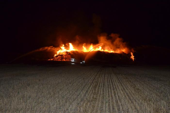 Grote stapel met wilgenhout vliegt in brand