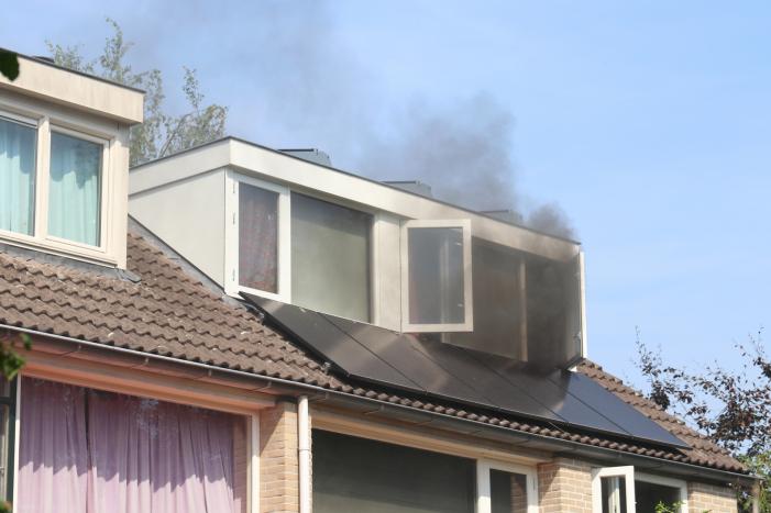 Woning tijdelijk onbewoonbaar na brand in slaapkamer