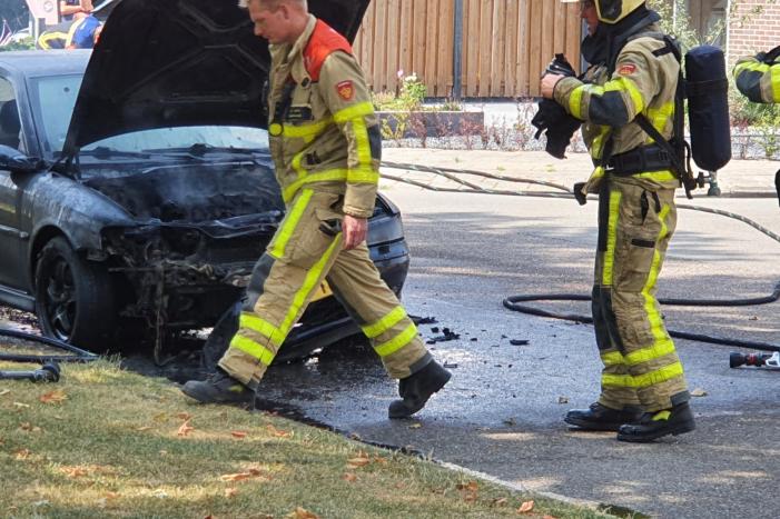 Personenauto in lichterlaaie