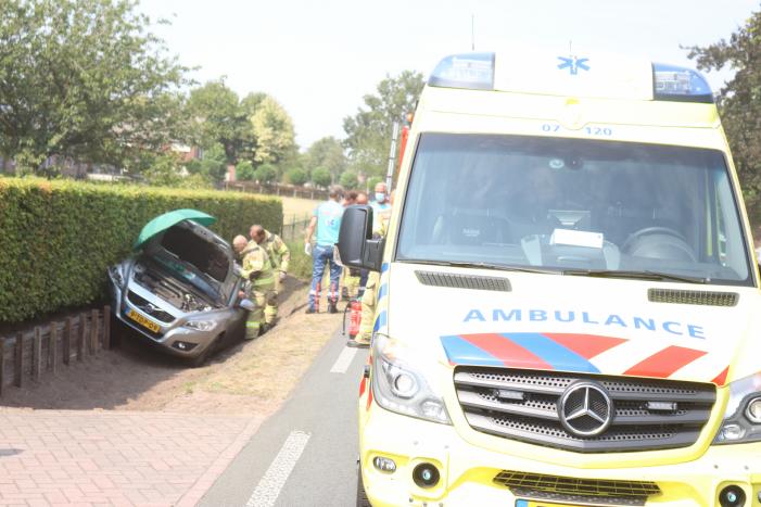 Automobiliste raakt met auto van de weg belandt in droge sloot