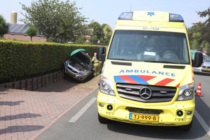 Automobiliste raakt met auto van de weg belandt in droge sloot