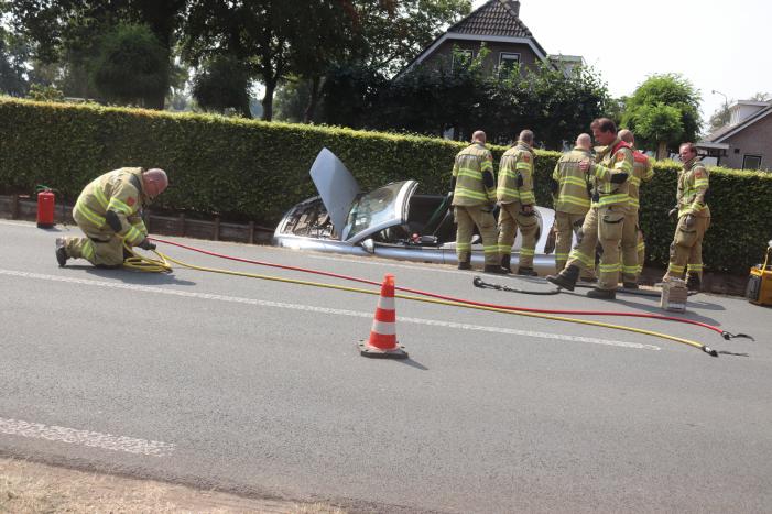 Automobiliste raakt met auto van de weg belandt in droge sloot