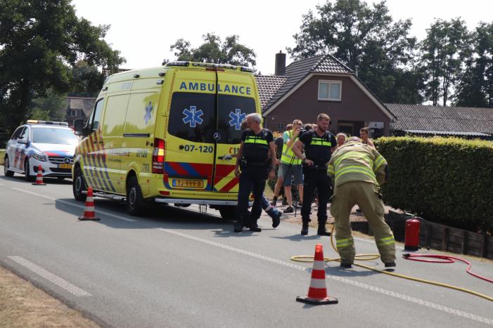 Automobiliste raakt met auto van de weg belandt in droge sloot