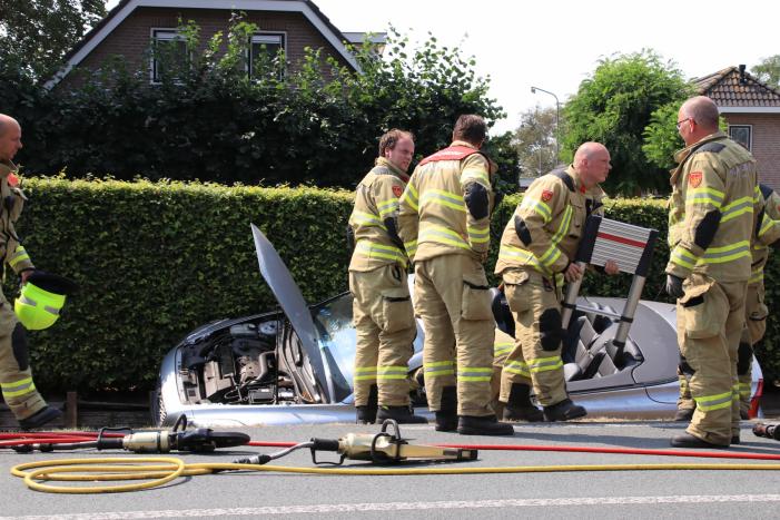 Automobiliste raakt met auto van de weg belandt in droge sloot