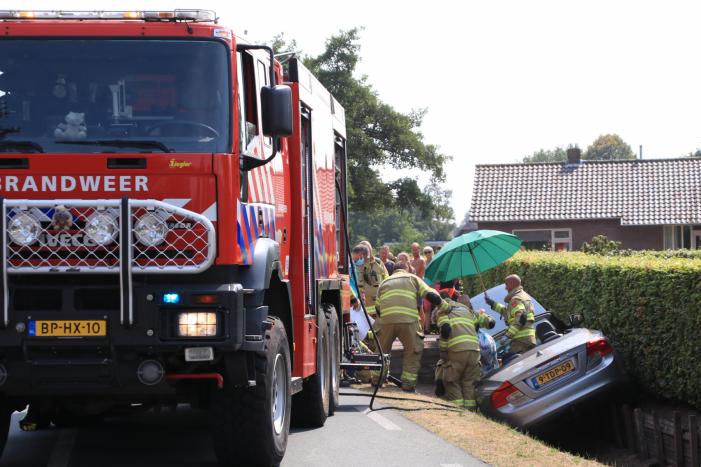 Automobiliste raakt met auto van de weg belandt in droge sloot