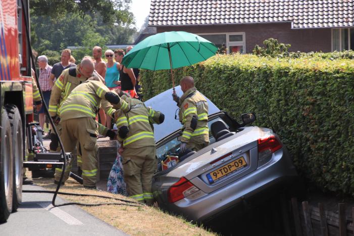 Automobiliste raakt met auto van de weg belandt in droge sloot