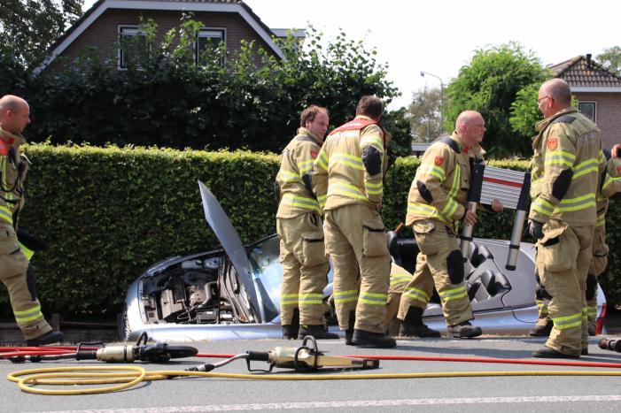 Automobiliste raakt met auto van de weg belandt in droge sloot