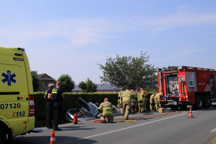 Automobiliste raakt met auto van de weg belandt in droge sloot