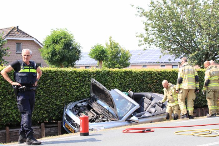 Automobiliste raakt met auto van de weg belandt in droge sloot
