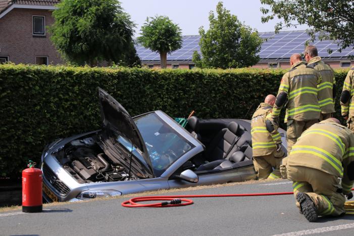Automobiliste raakt met auto van de weg belandt in droge sloot