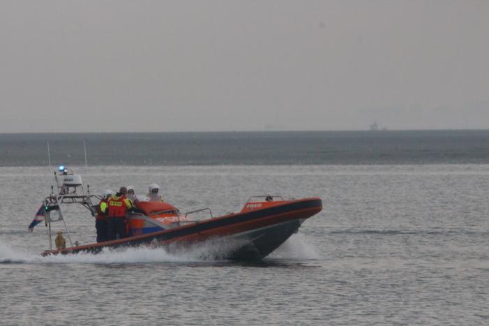 Boot met motorpech loopt vol met water na vergeten klepje wc
