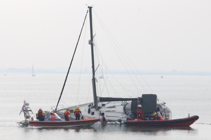 Boot met motorpech loopt vol met water na vergeten klepje wc