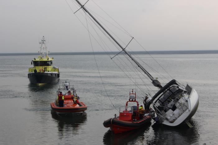 Boot met motorpech loopt vol met water na vergeten klepje wc