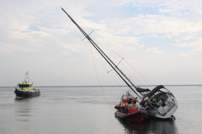 Boot met motorpech loopt vol met water na vergeten klepje wc