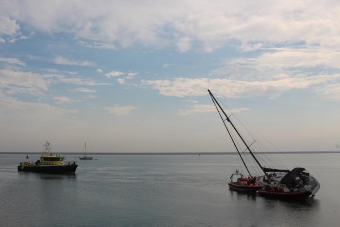 Boot met motorpech loopt vol met water na vergeten klepje wc