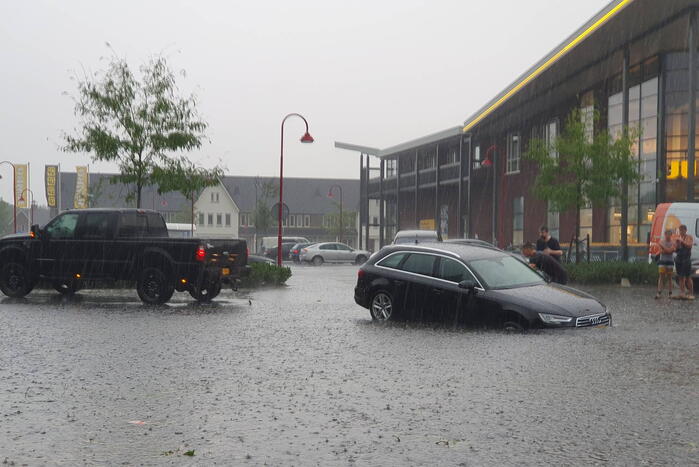 Auto belandt bij noodweer in het water