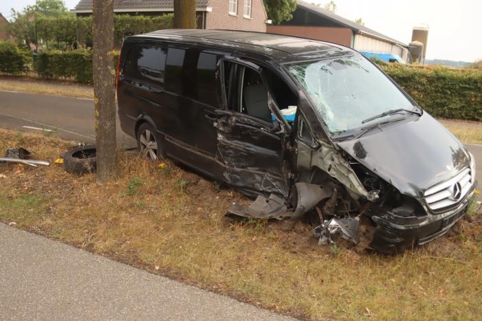 Bestelauto zwaar gehavend na botsing met meerdere bomen