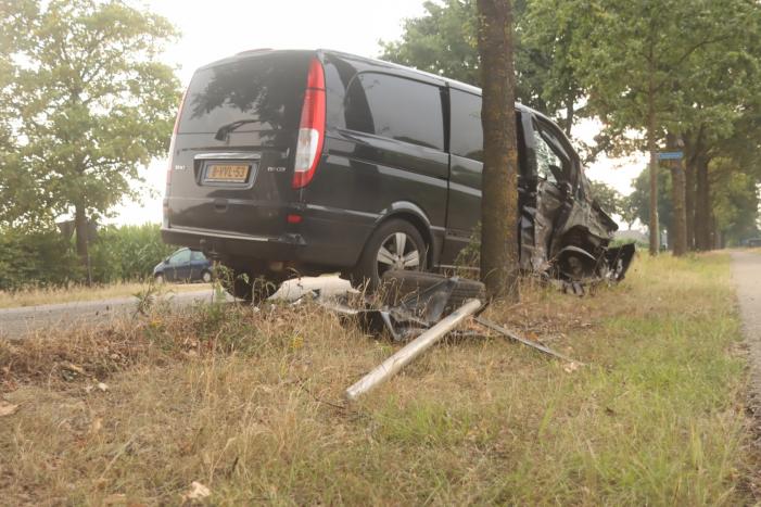 Bestelauto zwaar gehavend na botsing met meerdere bomen