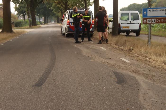 Bestelauto zwaar gehavend na botsing met meerdere bomen