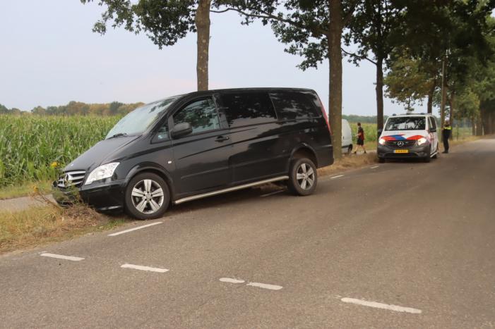 Bestelauto zwaar gehavend na botsing met meerdere bomen