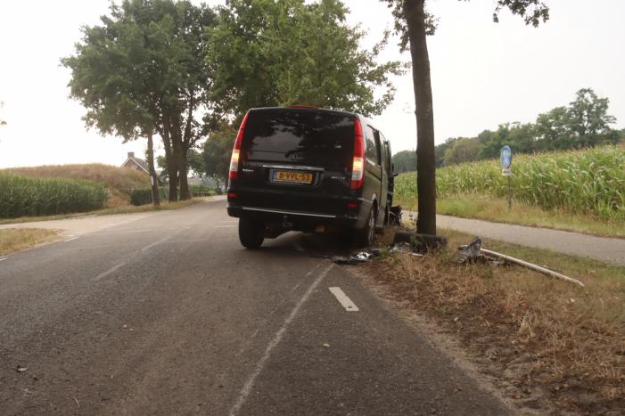 Bestelauto zwaar gehavend na botsing met meerdere bomen