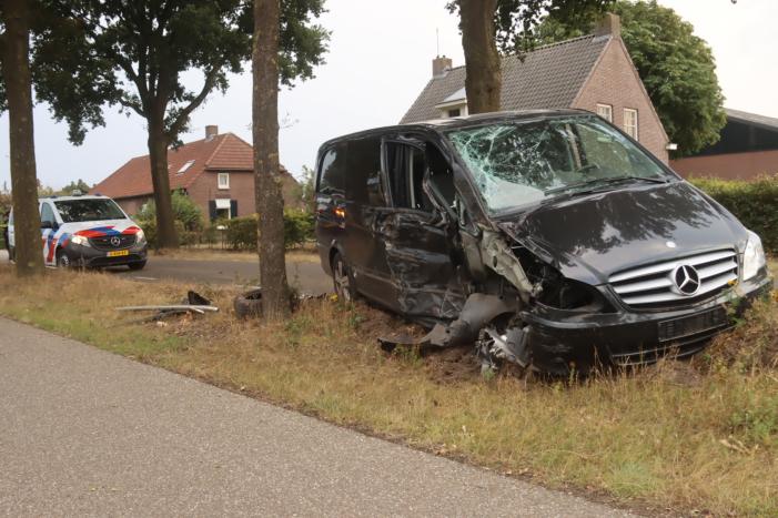 Bestelauto zwaar gehavend na botsing met meerdere bomen
