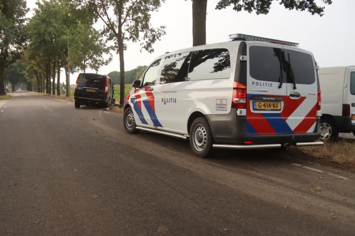 Bestelauto zwaar gehavend na botsing met meerdere bomen